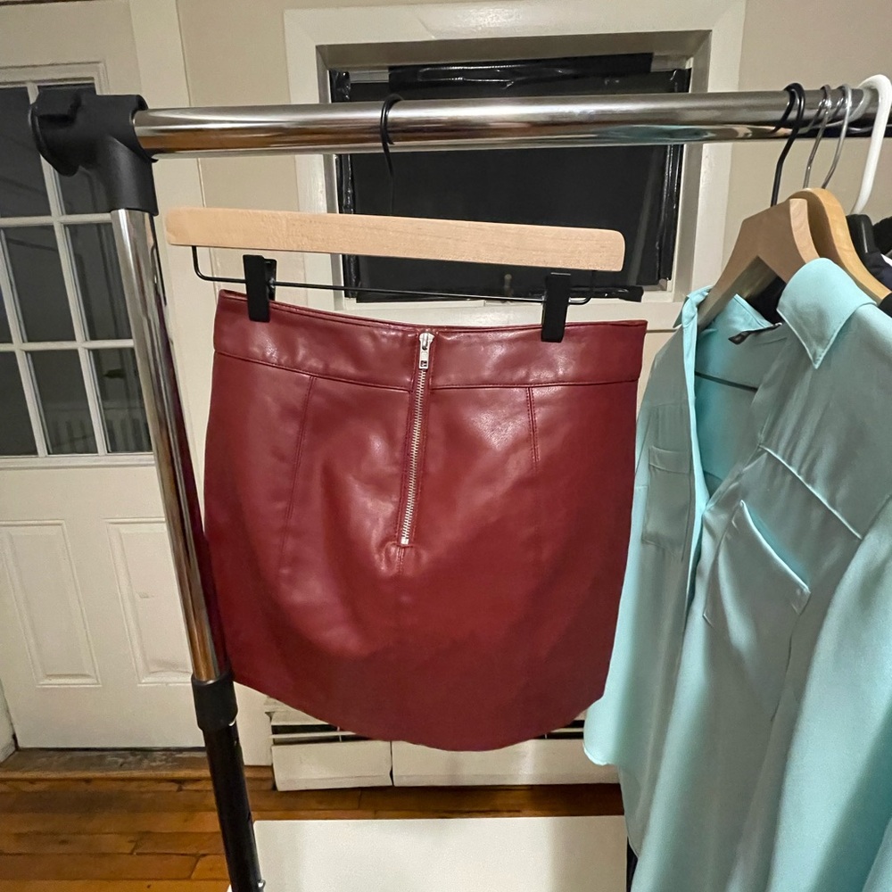 Faux leather burgundy skirt - Picture 2 of 2